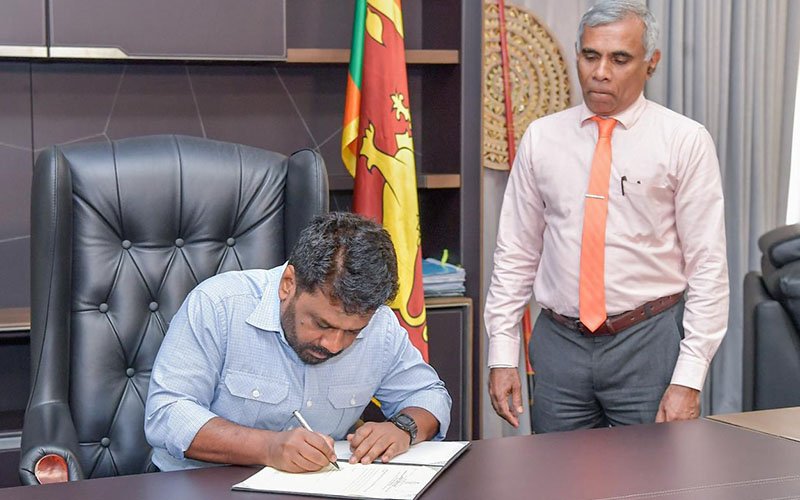 ජනාධිපති අනුර කුමාර දිසානායක මහතා කෘෂිකර්ම, ඉඩම්, පශු සම්පත් , වාරිමාර්ග , ධීවර හා ජලජ සම්පත් අමාත්ය ධූරයේ වැඩ භාර ගනිමින්